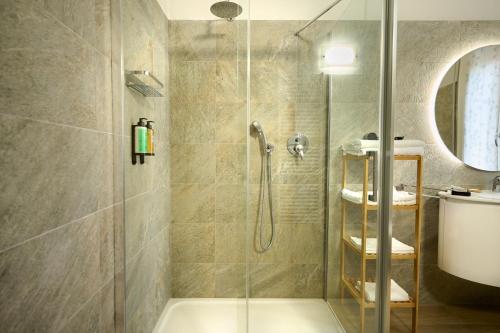 博洛尼亚D'AZEGLIO 62 LUXURY ROOMS的带淋浴的浴室和玻璃门