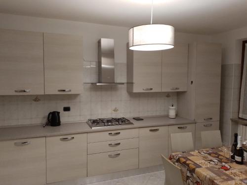 科利科Casa Lory的厨房配有白色橱柜和炉灶烤箱。