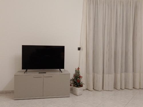 科利科Casa Lory的客厅的梳妆台上配有平面电视