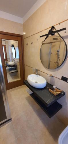 罗马Home-like Apartment的一间带水槽和镜子的浴室