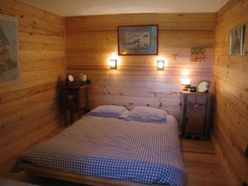 孔布卢Les Mules的小木屋内一间卧室,配有一张床
