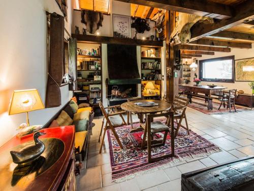 孔布卢Les Mules的客厅配有桌子和沙发