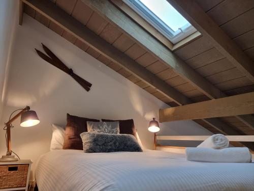 斯瑞德伯CHILL-OUT - Thredbo的卧室配有一张大白色床和窗户