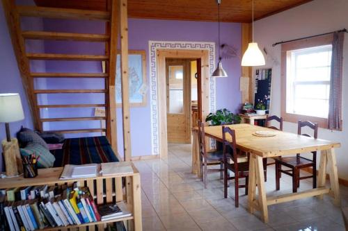 Lajes das FloresA Barraka: your cozy house in Flores!的客厅配有木桌和椅子
