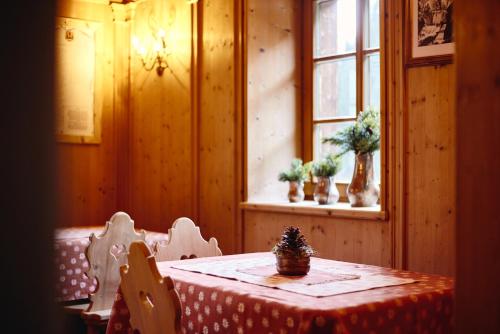 科尔蒂纳丹佩佐Rifugio Malga Ra Stua的一间带桌子和窗户的用餐室