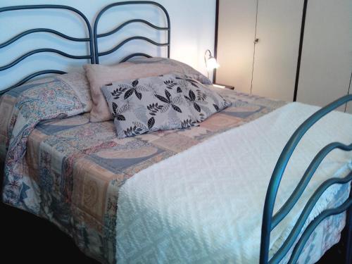 维克艾库塞La Fusarella Villa Santoro的一张带蓝色床头板和枕头的床
