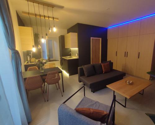 瓦龙Cocon Lux au centre de Voiron的客厅配有沙发和桌子