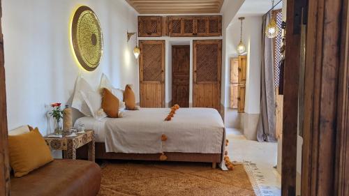 马拉喀什Riad Dar Eternity的一间卧室配有一张床和一张沙发