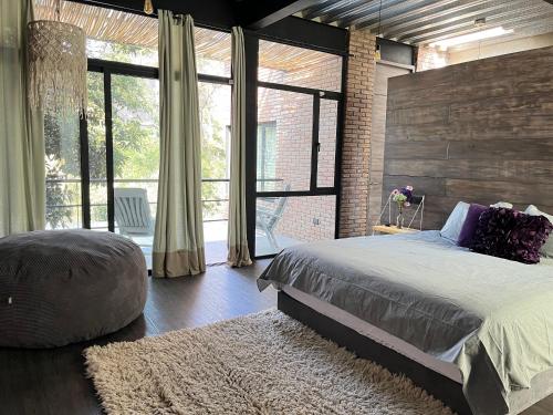 墨西哥城Mi Refugio San Angel的一间卧室设有一张大床和一个大窗户