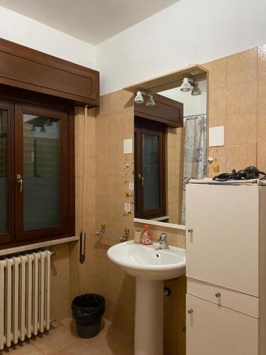 GhediCasa Andrea的一间带水槽和白色冰箱的浴室