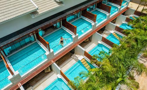 博尼图自然艺术旅馆的享有带游泳池的大楼的顶部景致