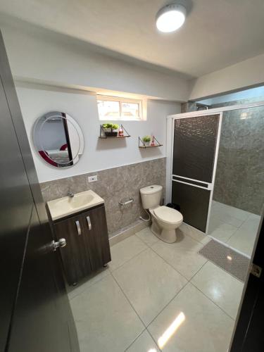 普罗维登西亚POSADA VILLA BRYAN的一间带卫生间、水槽和镜子的浴室