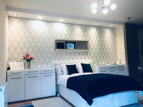 布达佩斯Madarhegy Apartment with garden Buda side的卧室配有白色的床和墙壁