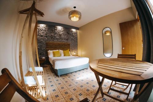 卡塔赫纳Viajero Cartagena Hostel的卧室配有1张床、1张桌子和1把椅子
