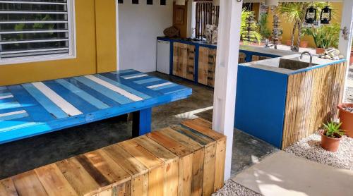克拉伦代克Barefoot Bonaire的厨房配有蓝色长凳和水槽