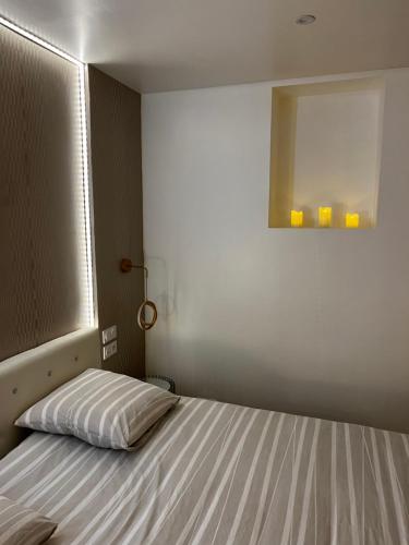Triel-sur-SeineBulle Evasion的一间卧室配有一张床和镜子
