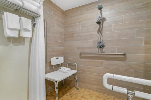 德斯坦Inn on Destin Harbor, Ascend Hotel Collection的带淋浴的浴室和长凳