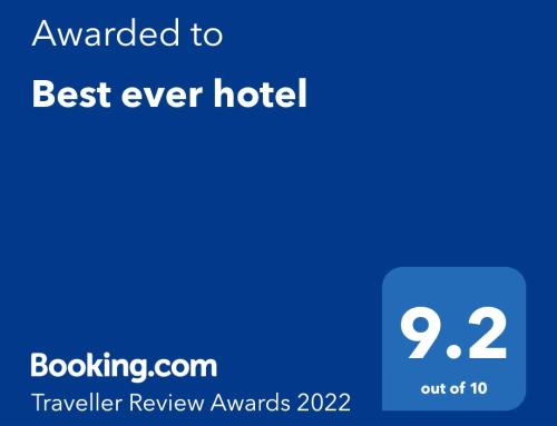 那霸Best ever hotel -SEVEN Hotels and Resorts-的手机的屏幕图,文字被授予最好的酒店