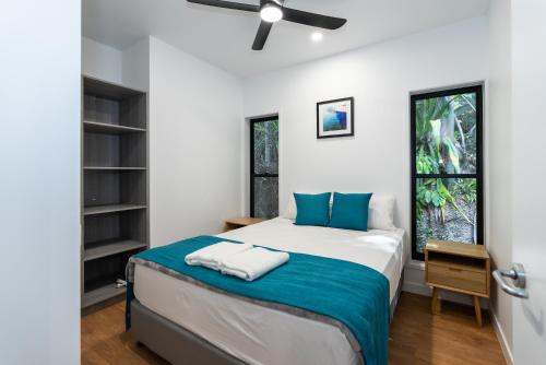 埃尔利海滩奇帕拉热带雨林旅馆的一间卧室设有一张床和一个窗口