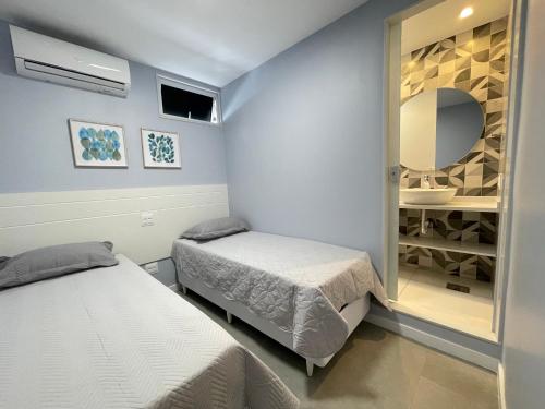 里约热内卢Ipanema - Rainha Elizabeth - 2 Quartos的一间卧室配有两张床和镜子