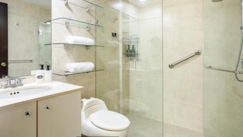 墨西哥城Precioso departamento Napoles的一间带卫生间和玻璃淋浴间的浴室