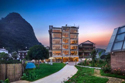 阳朔Lanshan Moon Resort的一座山底建筑
