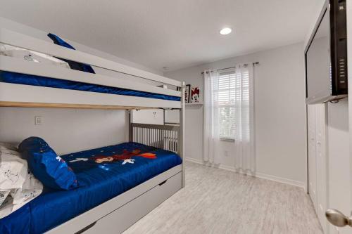 基西米Welcome to Villa Azul, your home away from home!的一间卧室配有两张双层床和电视