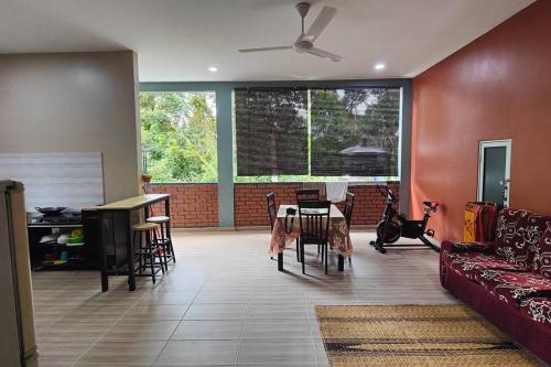 淡马鲁Homestay D Paya Jauh的客厅配有沙发和桌子
