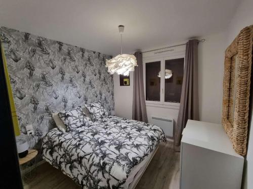 圣米舍德谢洛Appartement Saint-Michel-de-Chaillol, 3 pièces, 6 personnes - FR-1-393-162的一间卧室设有一张床和一面墙