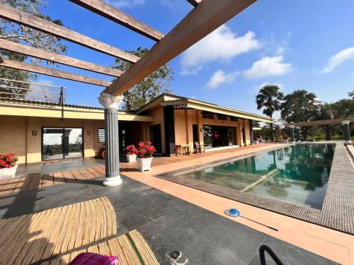 Villa BAOBAB的一个带游泳池和房子的庭院