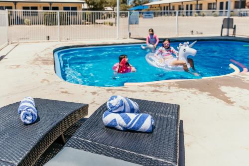 伊萨山Outback Motel Mt Isa的一群儿童在游泳池玩耍