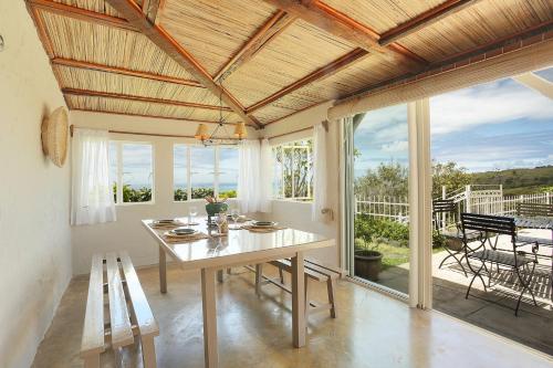 Rodrigues IslandFantaisie Lodges的一间带桌椅和窗户的用餐室