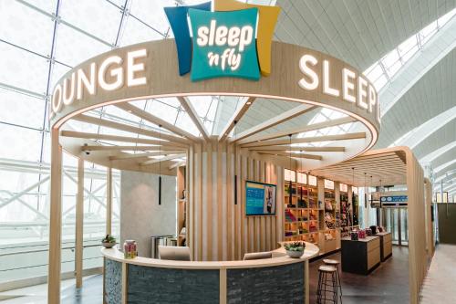 迪拜sleep 'n fly Sleep Lounge & Showers, B-Gates Terminal 3 - TRANSIT ONLY的商店里一个j切片店的标志