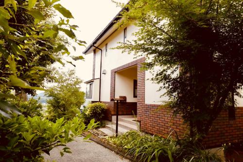 松江市森の香的砖墙的白色小房子