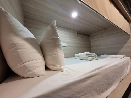 新加坡Wink at Upper Cross Street的一张床上有两个枕头的房间