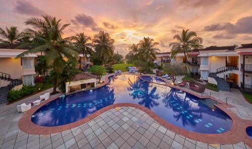 UtordaRoyal Orchid Beach Resort & Spa, Utorda Beach Goa的享有度假村游泳池的顶部景致