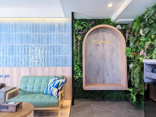 台中市久窝行旅一中馆的一间有墙覆盖着植物的房间
