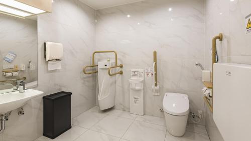 户田市Toyoko Inn Kita-toda-eki Higashi-guchi的白色的浴室设有卫生间和水槽。
