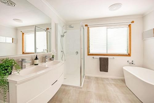 比那隆湾Bay of Fires Great Escape的白色的浴室设有浴缸和水槽。