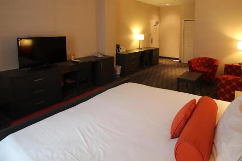 蒙特利尔中心科洛姆酒店客房内的一张或多张床位