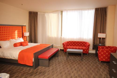 蒙特利尔中心科洛姆酒店客房内的一张或多张床位
