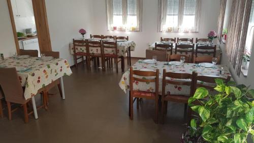 别洛瓦尔Sobe Mrak的用餐室配有桌椅和鲜花