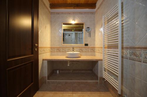 布吕松Attico dell'Aquila的一间带水槽和镜子的浴室