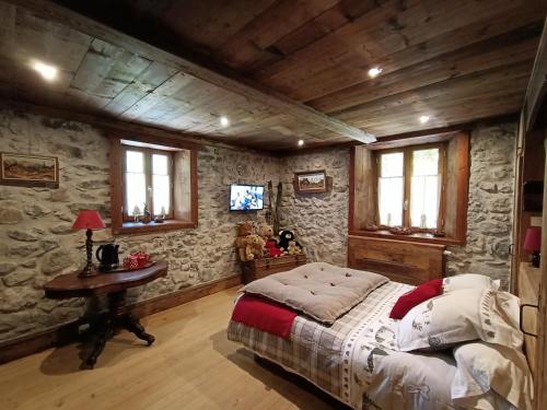 瓦什雷斯La montagnarde des Sapins Blancs的卧室配有床、桌子和窗户。