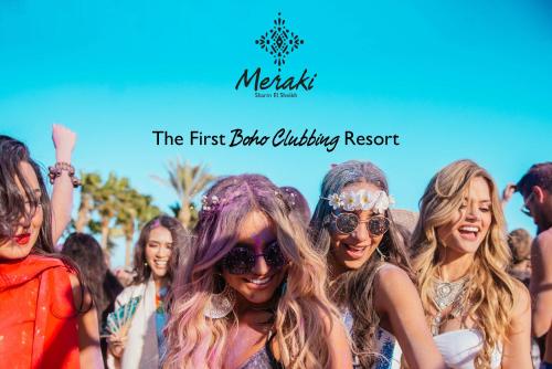沙姆沙伊赫Meraki Resort Sharm El Sheikh Adults only的一群人在一个音乐节上为一张照片而立