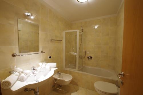 奥蒂塞伊呼柏图斯维拉公寓式酒店的一间带水槽、淋浴和卫生间的浴室