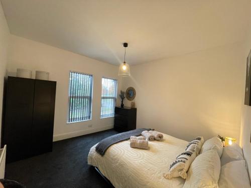 伯明翰Urban 3 Bedroom Home in Kings Heath-Great Location的一间卧室,床上放着两只动物