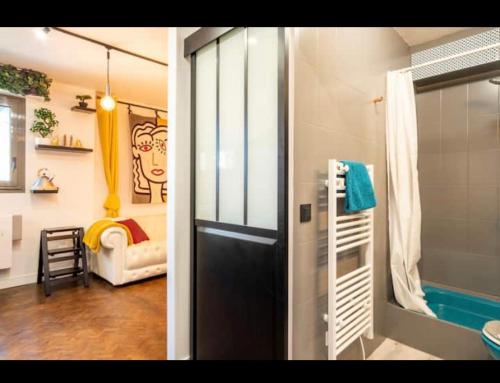 多维尔Appartement Coeur de Deauville charme absolu的两张照片,一间带淋浴的浴室和一间房间
