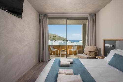 耶奥伊乌波利斯Corissia Beach hotel的一间卧室设有一张床,享有海景