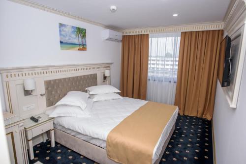 尼普顿Hotel Terra的酒店客房,配有床和电视
